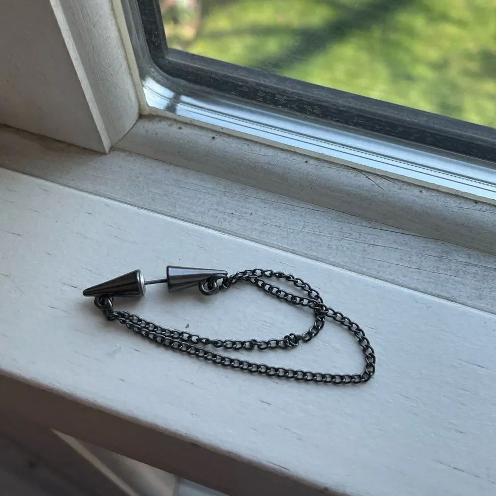 One black colored chain earring - Picture 2 of 4